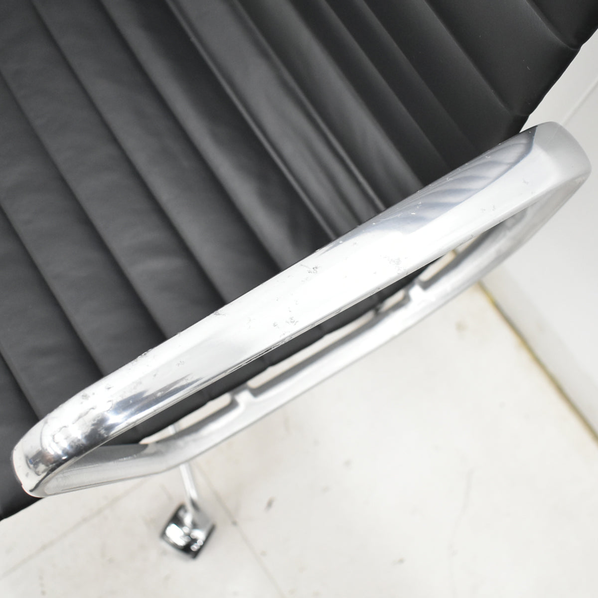 【中古】ハーマン・ミラー　アルミナムグループチェア　エグゼクティブ　総革張り　固定肘　ブラック　2025120902【中古オフィス家具】