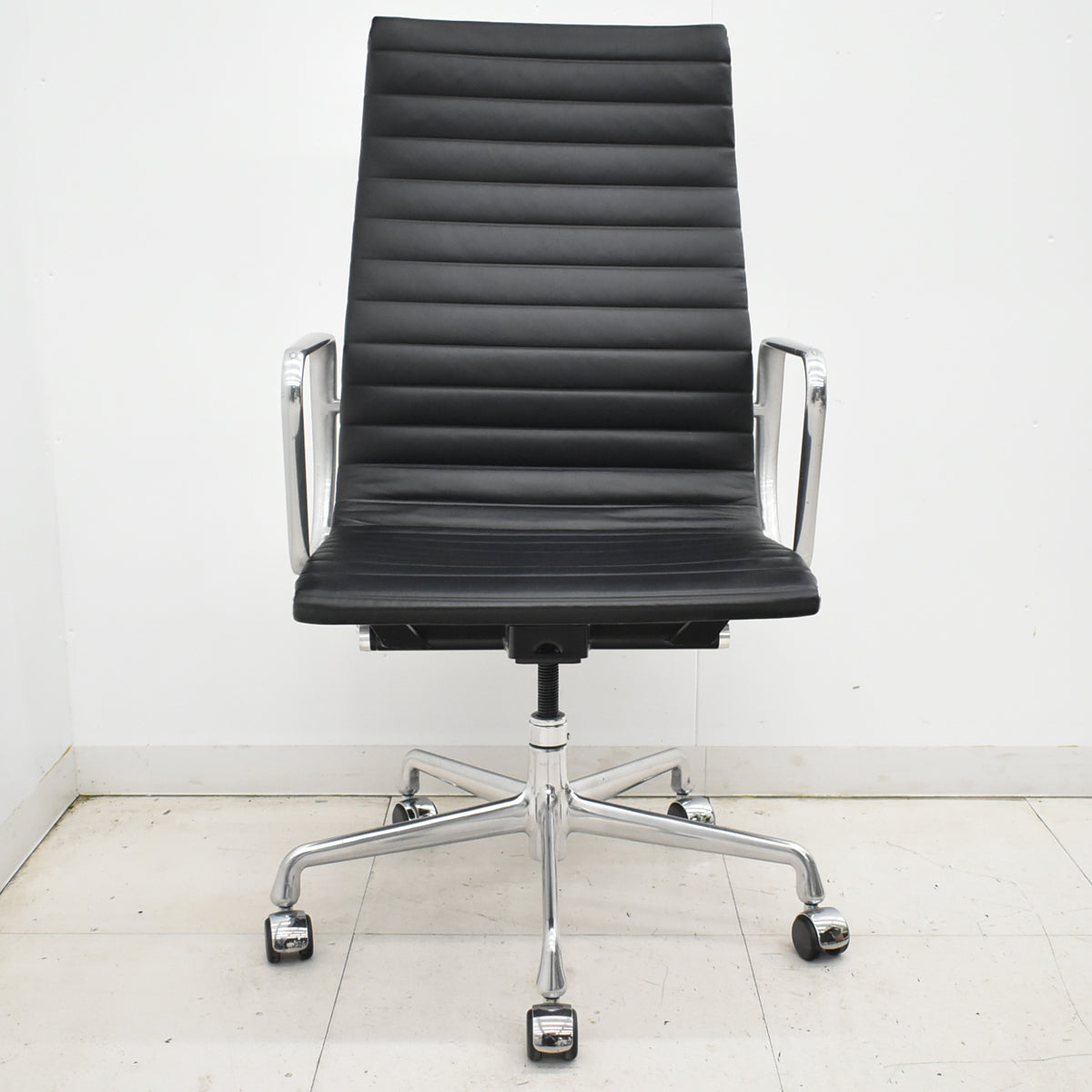 【中古】ハーマン・ミラー　アルミナムグループチェア　エグゼクティブ　総革張り　固定肘　ブラック　2025120902【中古オフィス家具】
