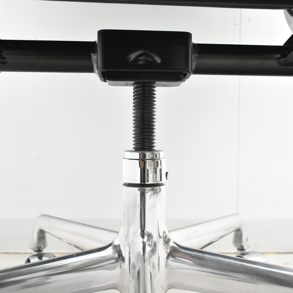 【中古】ハーマン・ミラー　アルミナムグループチェア　エグゼクティブ　総革張り　固定肘　ブラック　2025120902【中古オフィス家具】