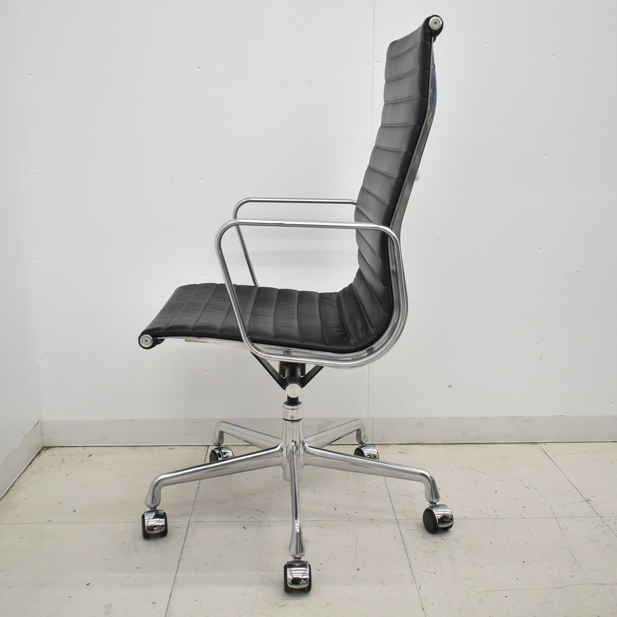 【中古】ハーマン・ミラー　アルミナムグループチェア　エグゼクティブ　総革張り　固定肘　ブラック　2025120902【中古オフィス家具】