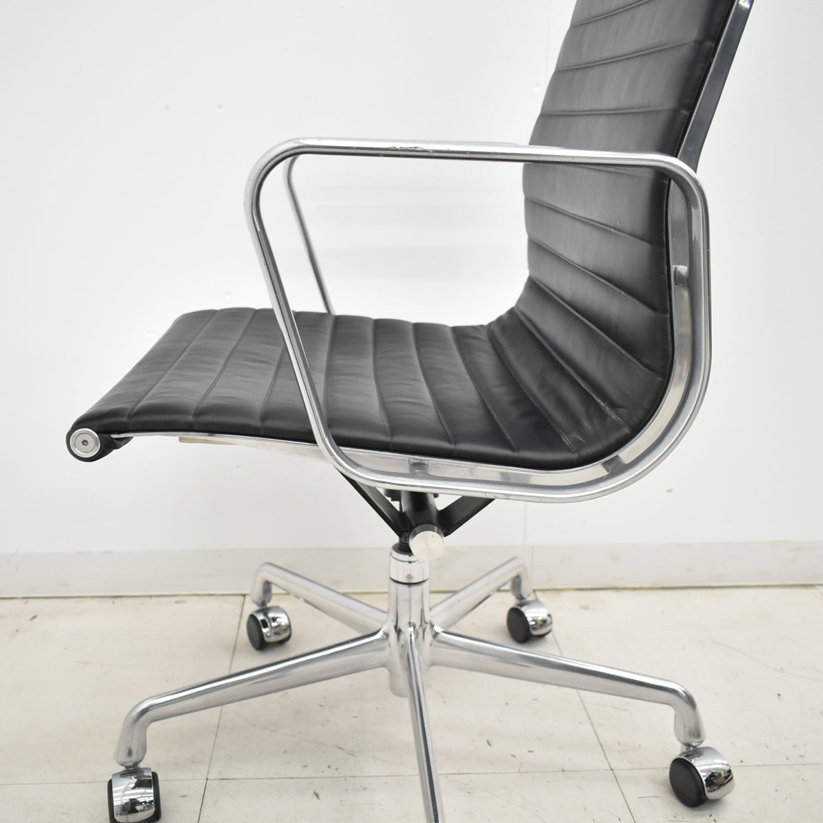 【中古】ハーマン・ミラー　アルミナムグループチェア　エグゼクティブ　総革張り　固定肘　ブラック　2025120902【中古オフィス家具】