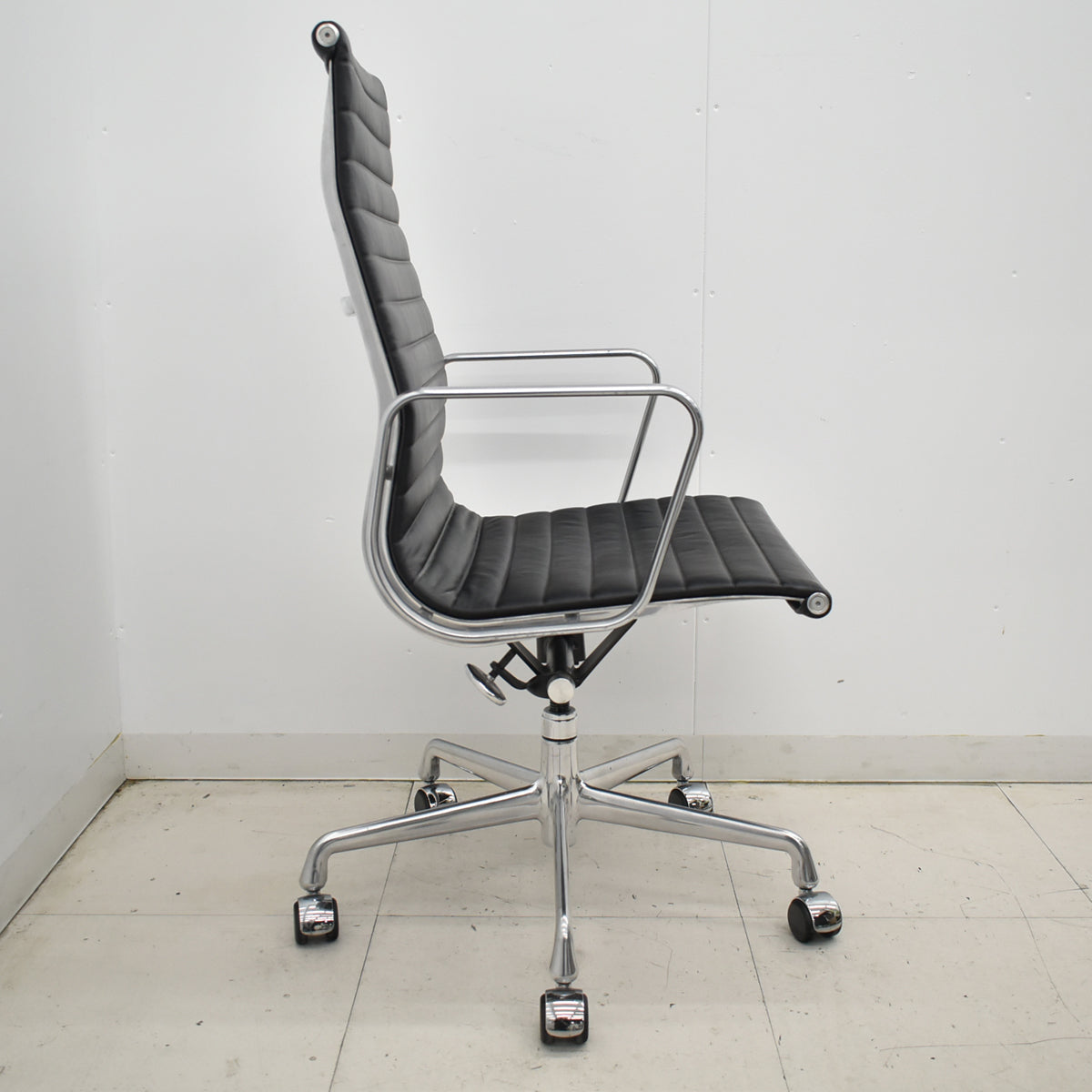 【中古】ハーマン・ミラー　アルミナムグループチェア　エグゼクティブ　総革張り　固定肘　ブラック　2025120902【中古オフィス家具】