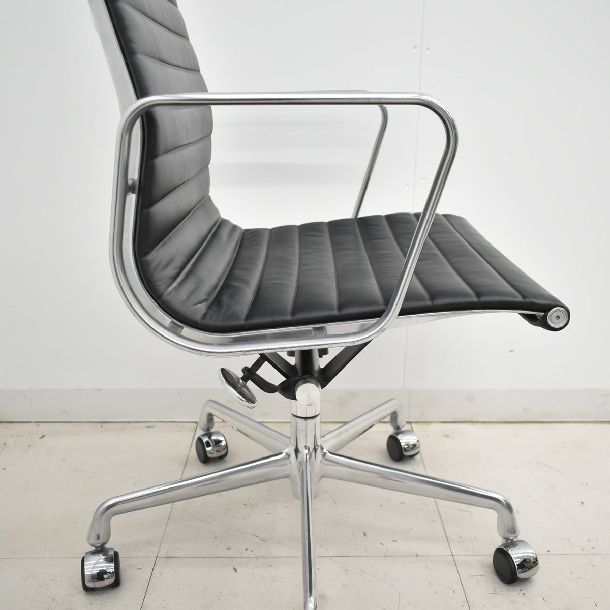 【中古】ハーマン・ミラー　アルミナムグループチェア　エグゼクティブ　総革張り　固定肘　ブラック　2025120902【中古オフィス家具】