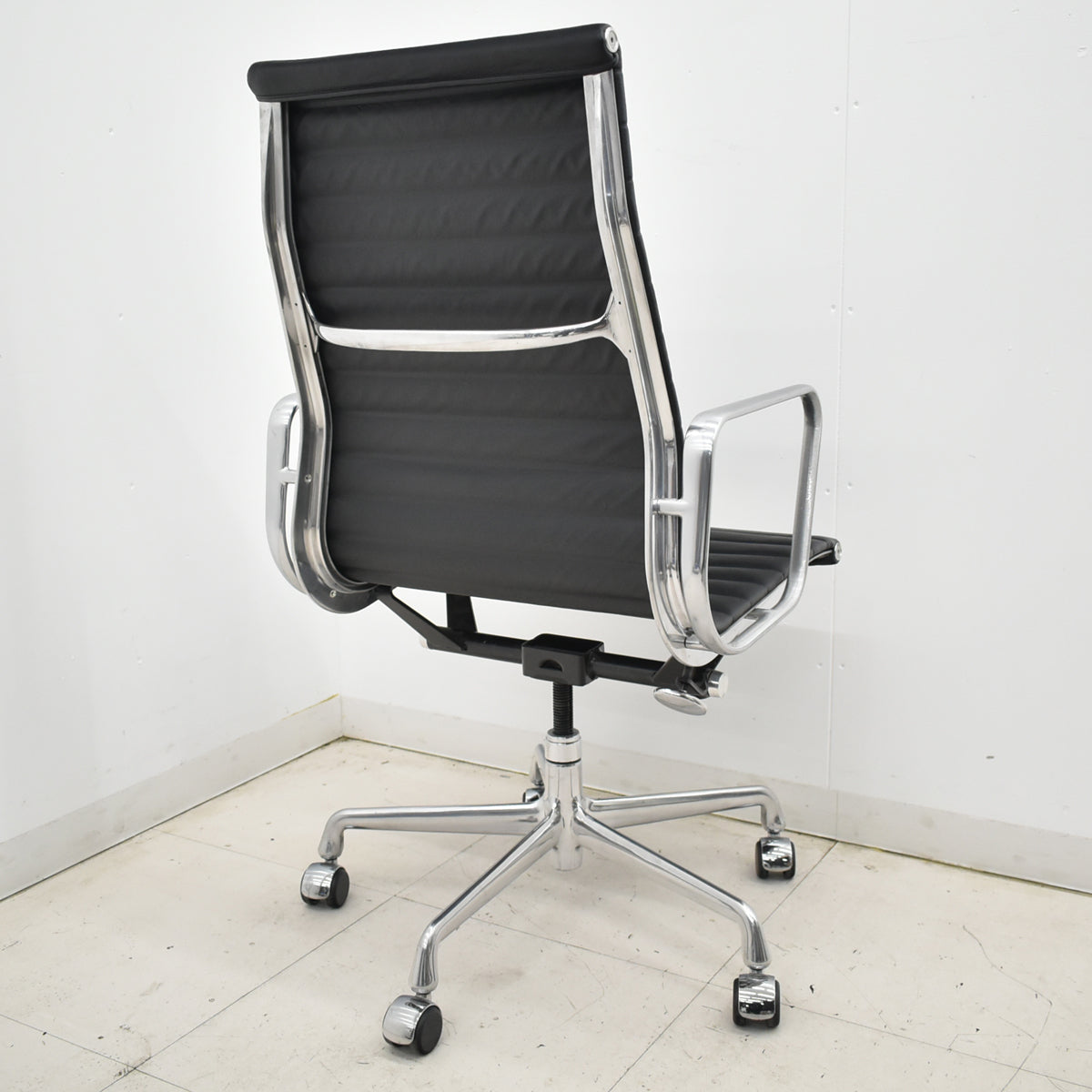 【中古】ハーマン・ミラー　アルミナムグループチェア　エグゼクティブ　総革張り　固定肘　ブラック　2025120902【中古オフィス家具】