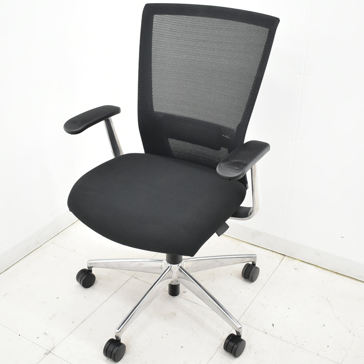 【中古】コクヨ　フォスターカリノ　固定肘　ポリッシュ脚　ランバーサポート　ブラック　2025120905【中古オフィス家具】