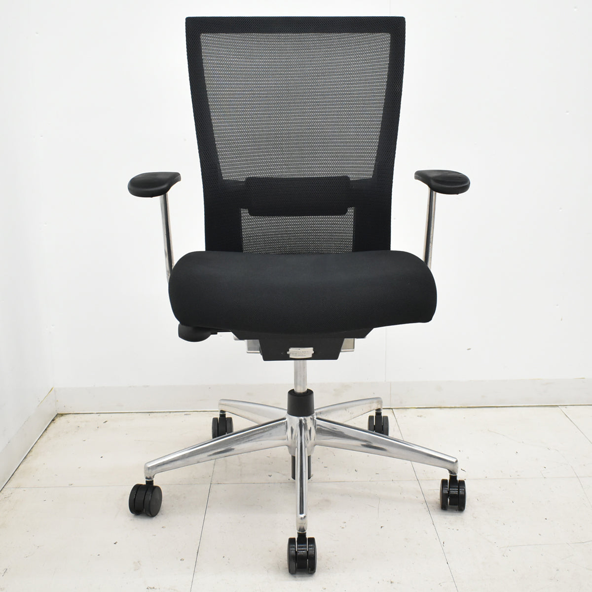 【中古】コクヨ　フォスターカリノ　固定肘　ポリッシュ脚　ランバーサポート　ブラック　2025120905【中古オフィス家具】