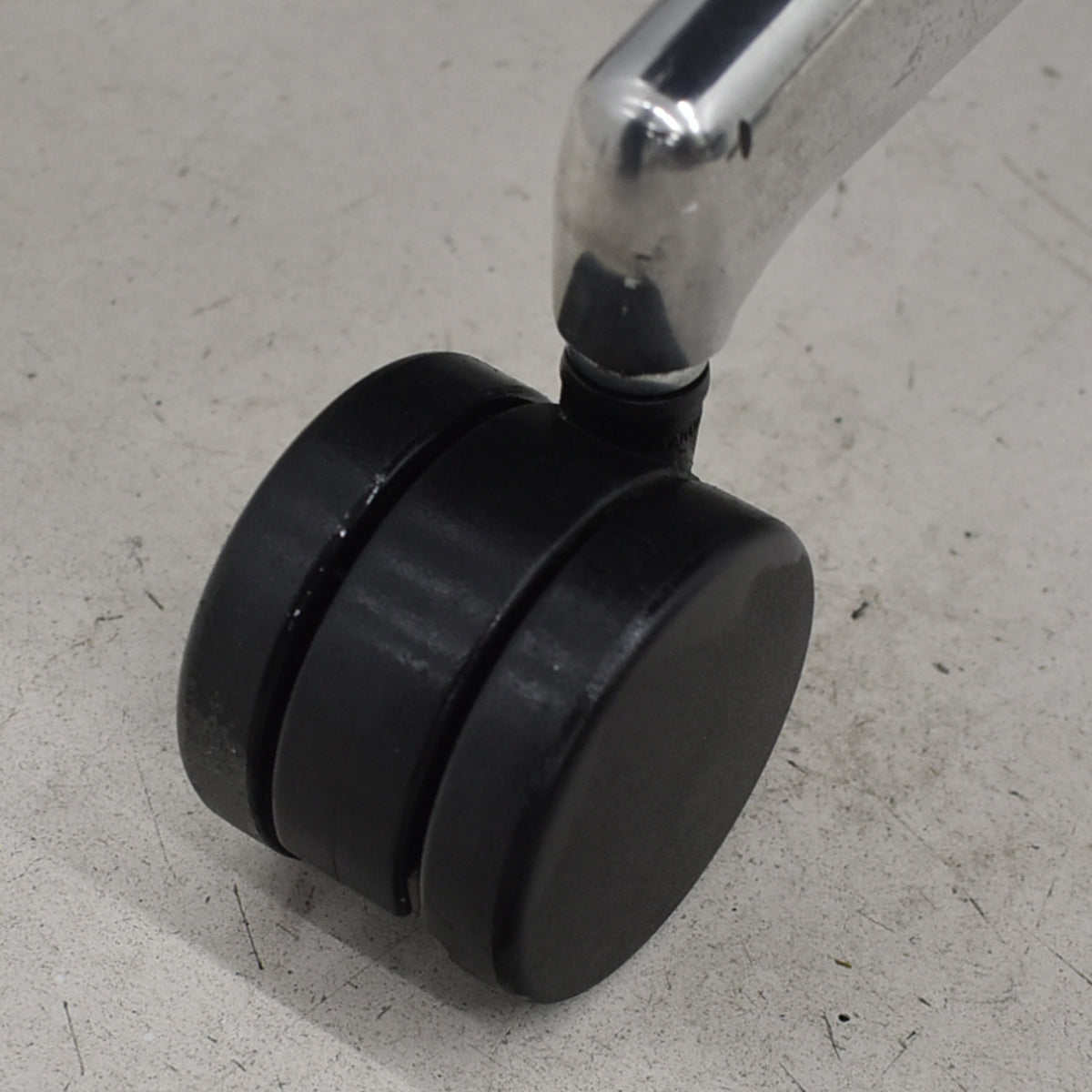 【中古】コクヨ　フォスターカリノ　固定肘　ポリッシュ脚　ランバーサポート　ブラック　2025120905【中古オフィス家具】