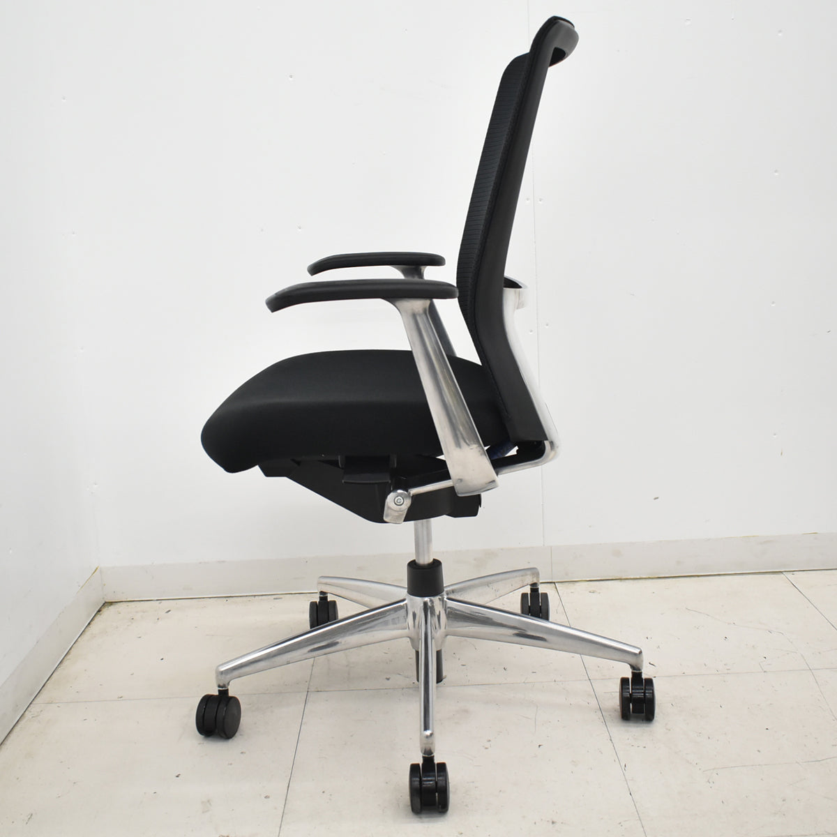 【中古】コクヨ　フォスターカリノ　固定肘　ポリッシュ脚　ランバーサポート　ブラック　2025120905【中古オフィス家具】