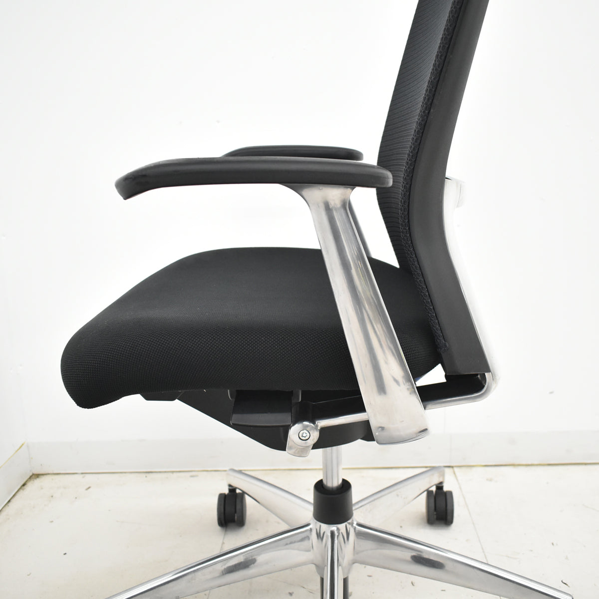 【中古】コクヨ　フォスターカリノ　固定肘　ポリッシュ脚　ランバーサポート　ブラック　2025120905【中古オフィス家具】