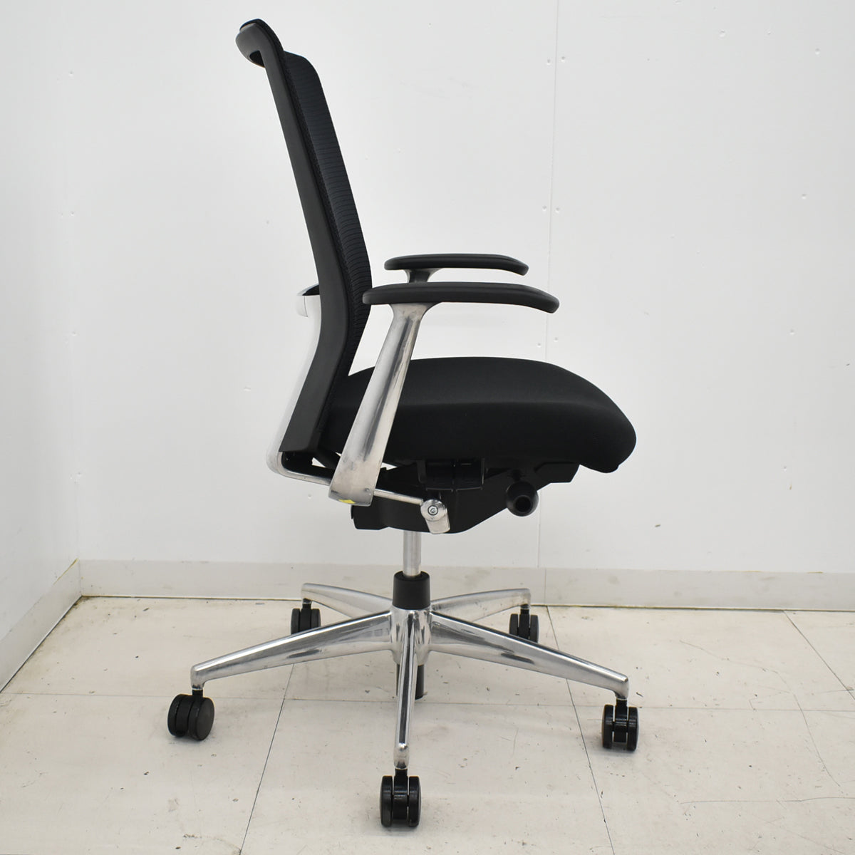 【中古】コクヨ　フォスターカリノ　固定肘　ポリッシュ脚　ランバーサポート　ブラック　2025120905【中古オフィス家具】