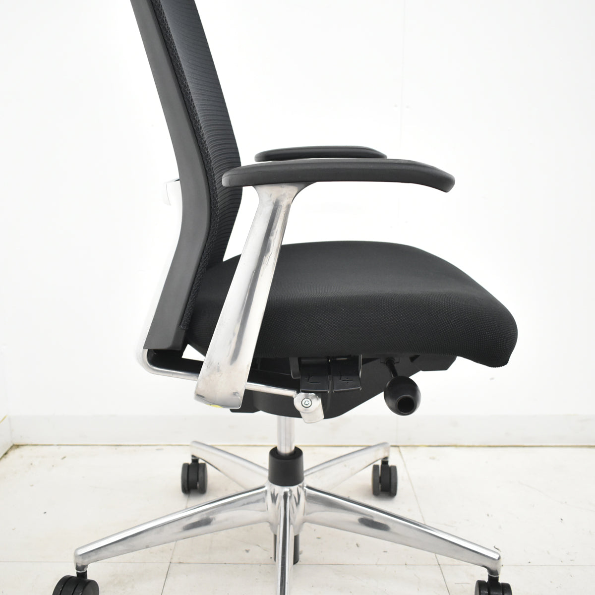 【中古】コクヨ　フォスターカリノ　固定肘　ポリッシュ脚　ランバーサポート　ブラック　2025120905【中古オフィス家具】