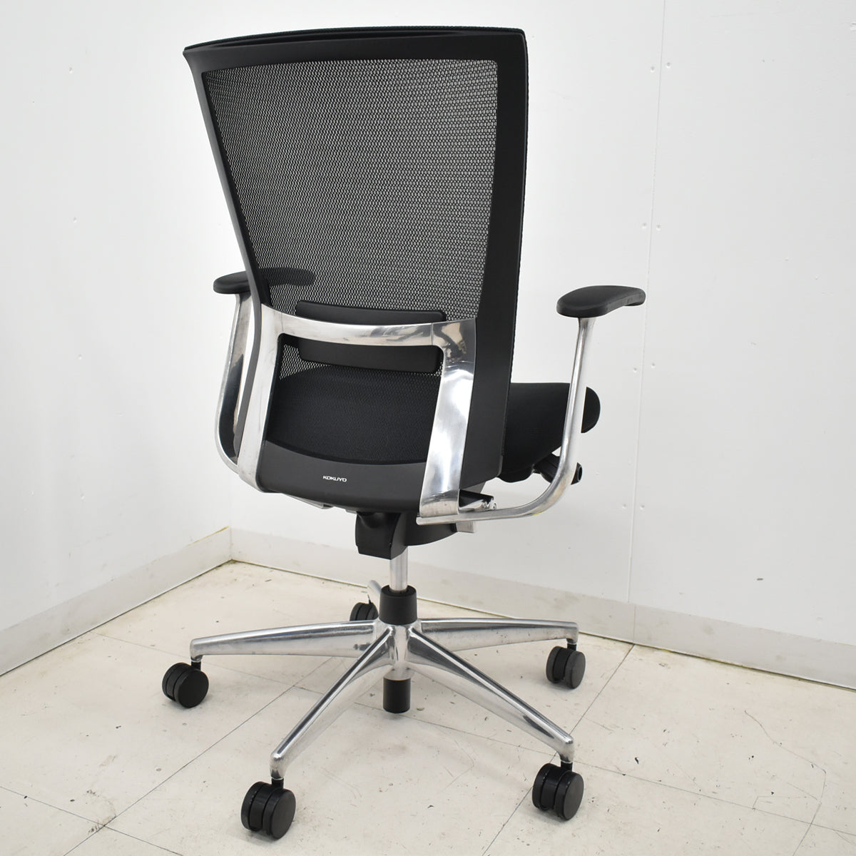 【中古】コクヨ　フォスターカリノ　固定肘　ポリッシュ脚　ランバーサポート　ブラック　2025120905【中古オフィス家具】