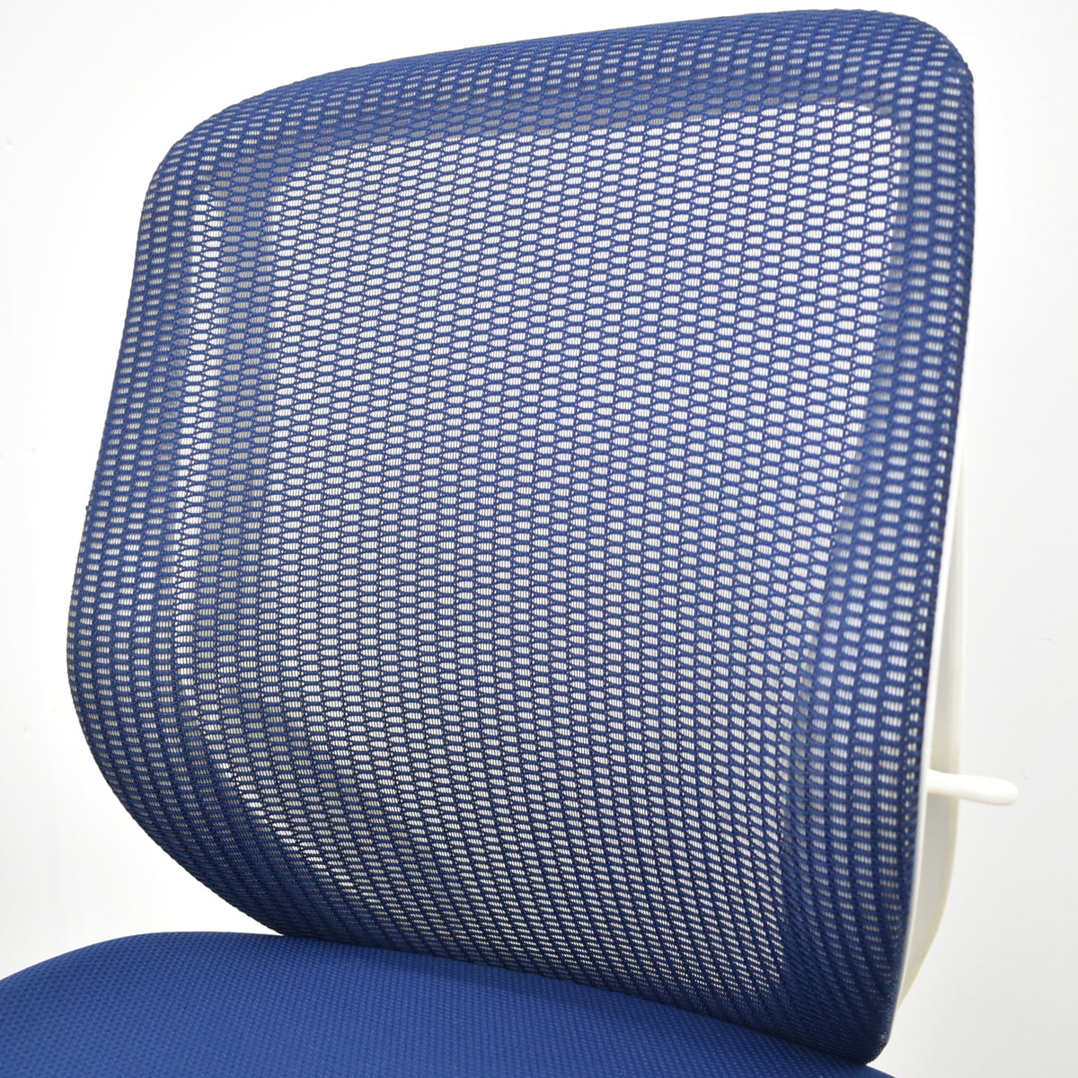 【中古】オカムラ　シルフィー　ローバック　前傾機能　バックカーブアジャスト　肘なし　ミディアムブルー　2025120906【中古オフィス家具】