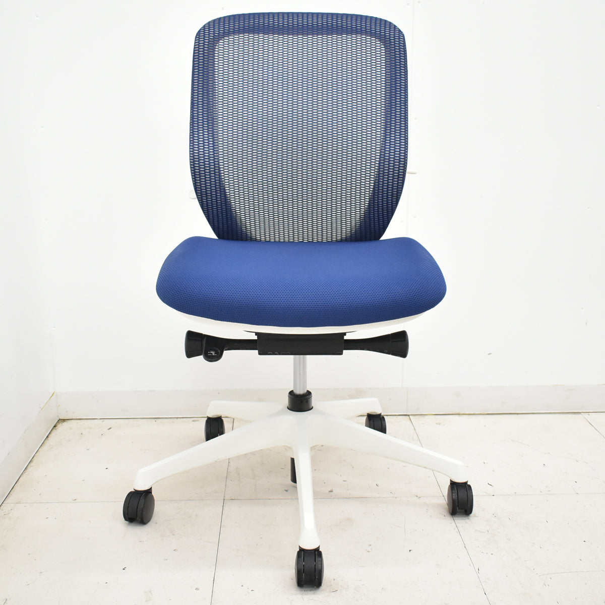 【中古】オカムラ　シルフィー　ローバック　前傾機能　バックカーブアジャスト　肘なし　ミディアムブルー　2025120906【中古オフィス家具】