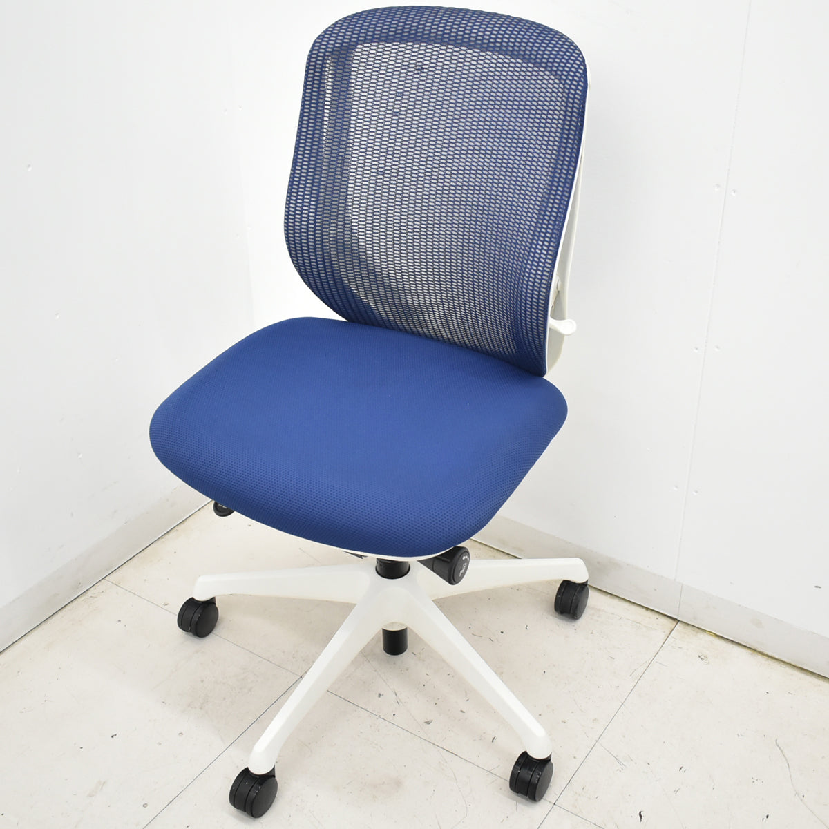 【中古】オカムラ　シルフィー　ローバック　前傾機能　バックカーブアジャスト　肘なし　ミディアムブルー　2025120907【中古オフィス家具】