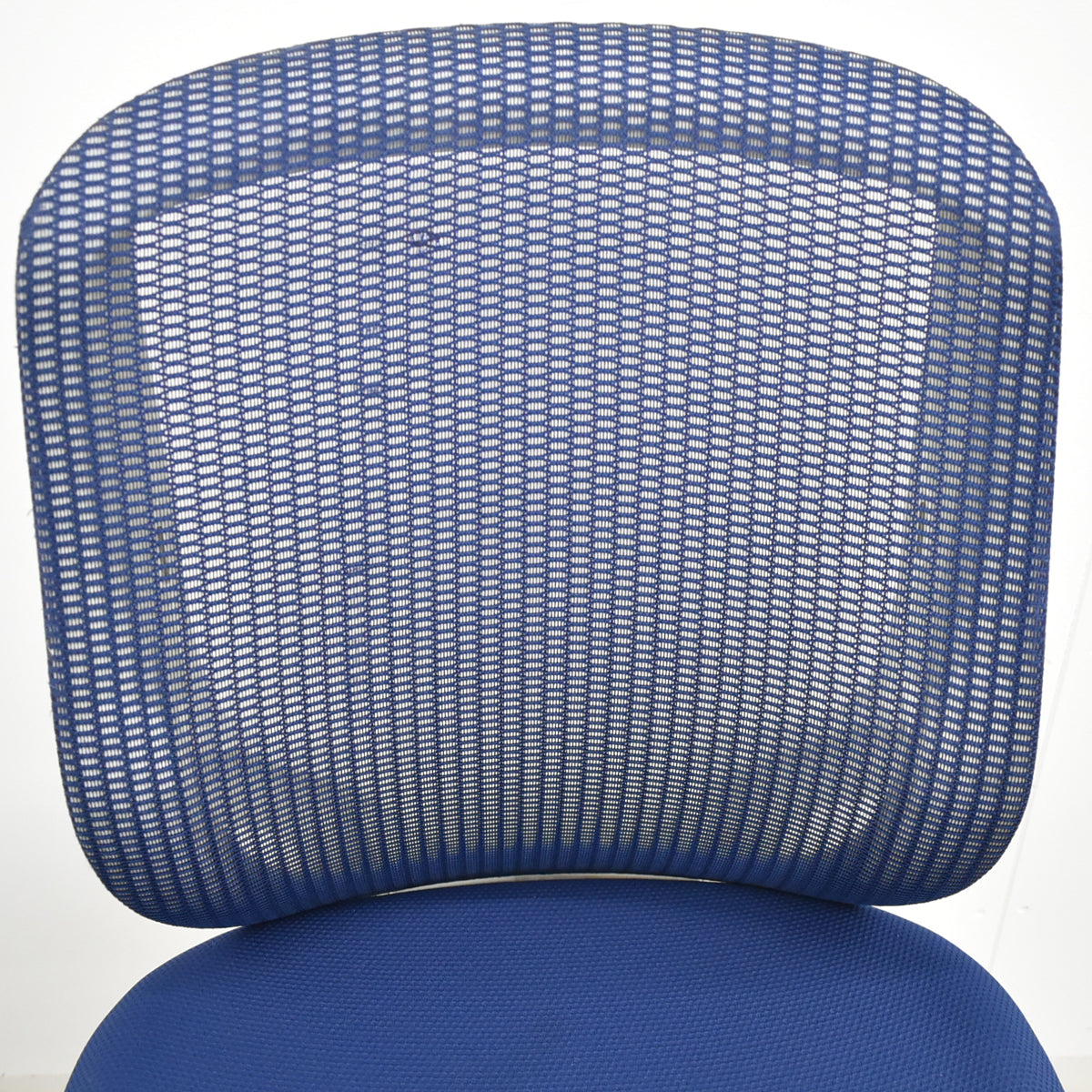 【中古】オカムラ　シルフィー　ローバック　前傾機能　バックカーブアジャスト　肘なし　ミディアムブルー　2025120907【中古オフィス家具】