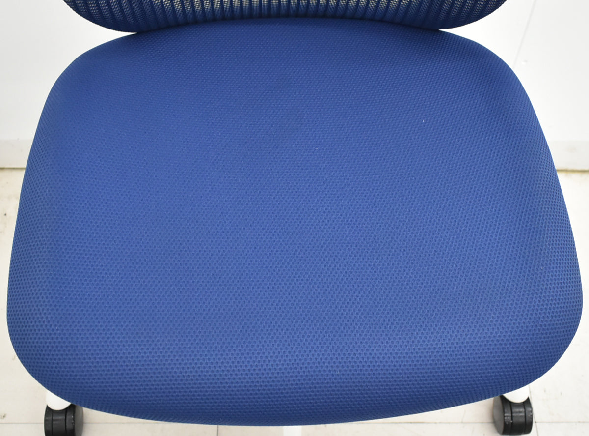 【中古】オカムラ　シルフィー　ローバック　前傾機能　バックカーブアジャスト　肘なし　ミディアムブルー　2025120907【中古オフィス家具】