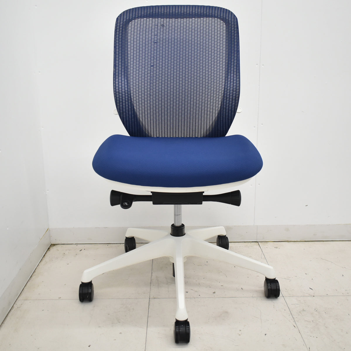 【中古】オカムラ　シルフィー　ローバック　前傾機能　バックカーブアジャスト　肘なし　ミディアムブルー　2025120907【中古オフィス家具】