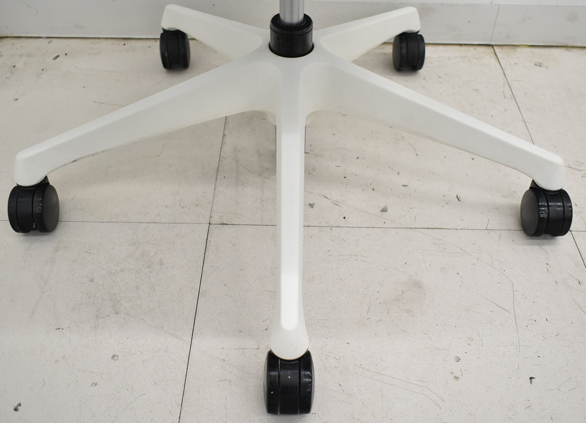 【中古】オカムラ　シルフィー　ローバック　前傾機能　バックカーブアジャスト　肘なし　ミディアムブルー　2025120907【中古オフィス家具】