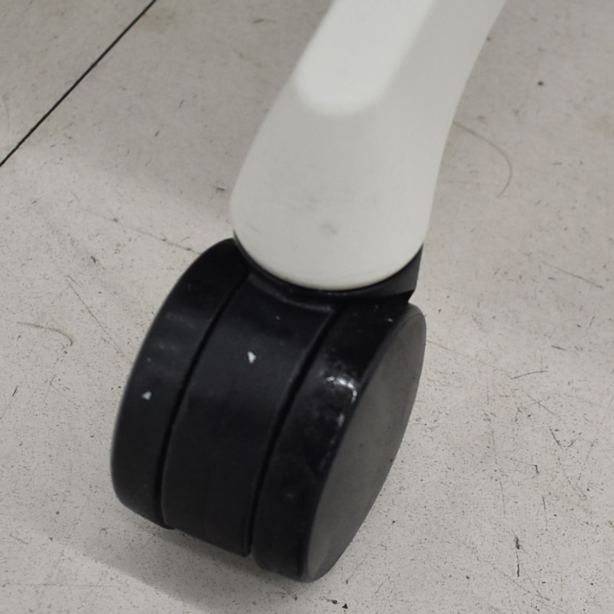 【中古】オカムラ　シルフィー　ローバック　前傾機能　バックカーブアジャスト　肘なし　ミディアムブルー　2025120907【中古オフィス家具】