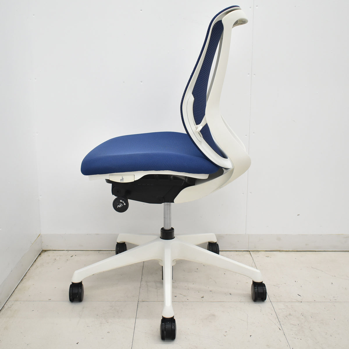 【中古】オカムラ　シルフィー　ローバック　前傾機能　バックカーブアジャスト　肘なし　ミディアムブルー　2025120907【中古オフィス家具】