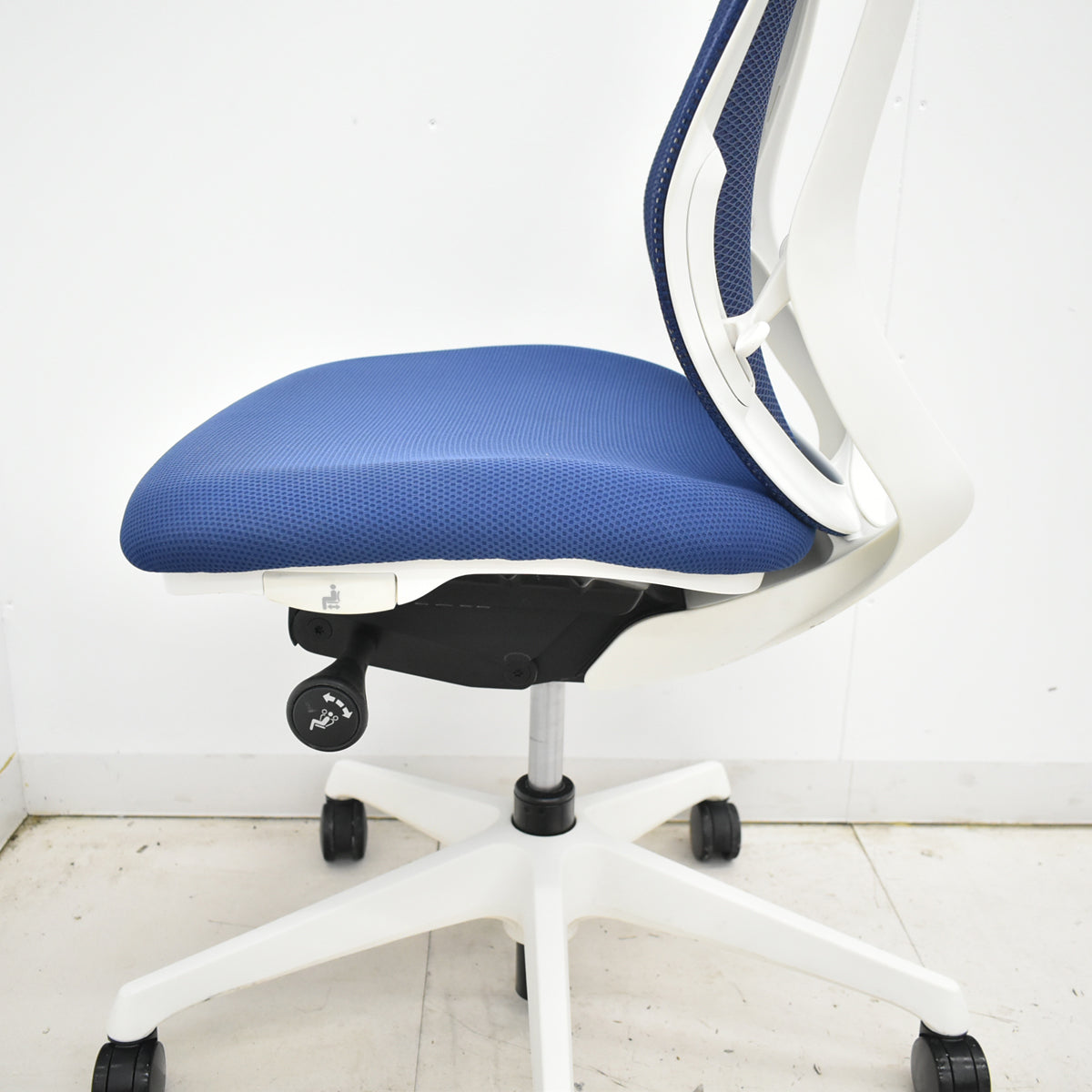 【中古】オカムラ　シルフィー　ローバック　前傾機能　バックカーブアジャスト　肘なし　ミディアムブルー　2025120907【中古オフィス家具】