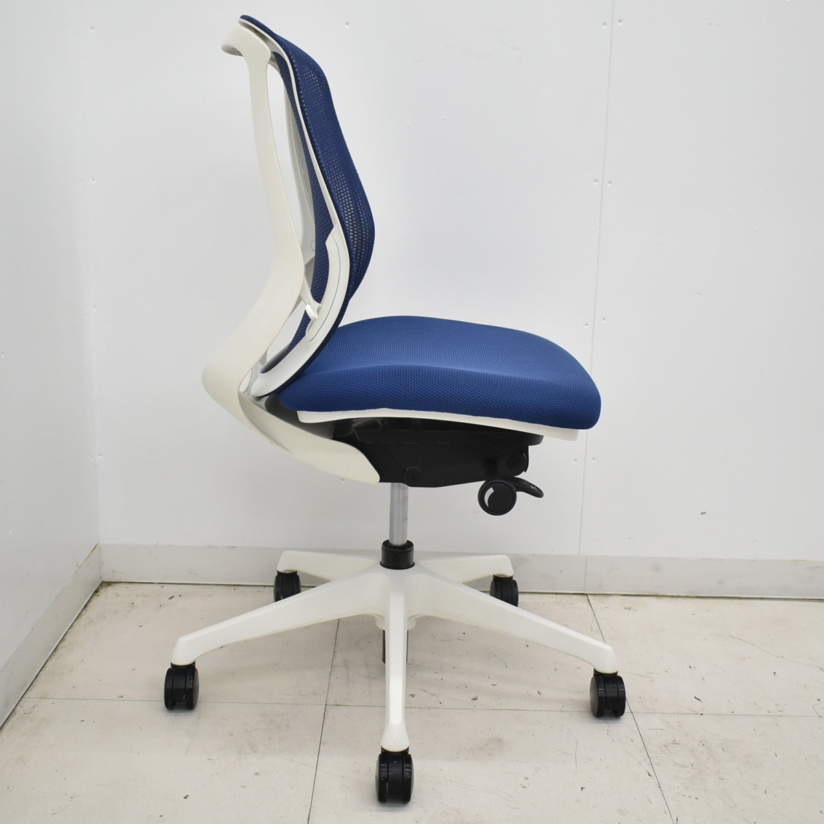 【中古】オカムラ　シルフィー　ローバック　前傾機能　バックカーブアジャスト　肘なし　ミディアムブルー　2025120907【中古オフィス家具】