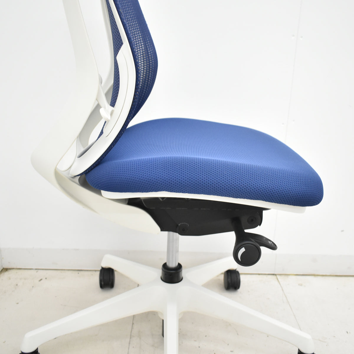 【中古】オカムラ　シルフィー　ローバック　前傾機能　バックカーブアジャスト　肘なし　ミディアムブルー　2025120907【中古オフィス家具】