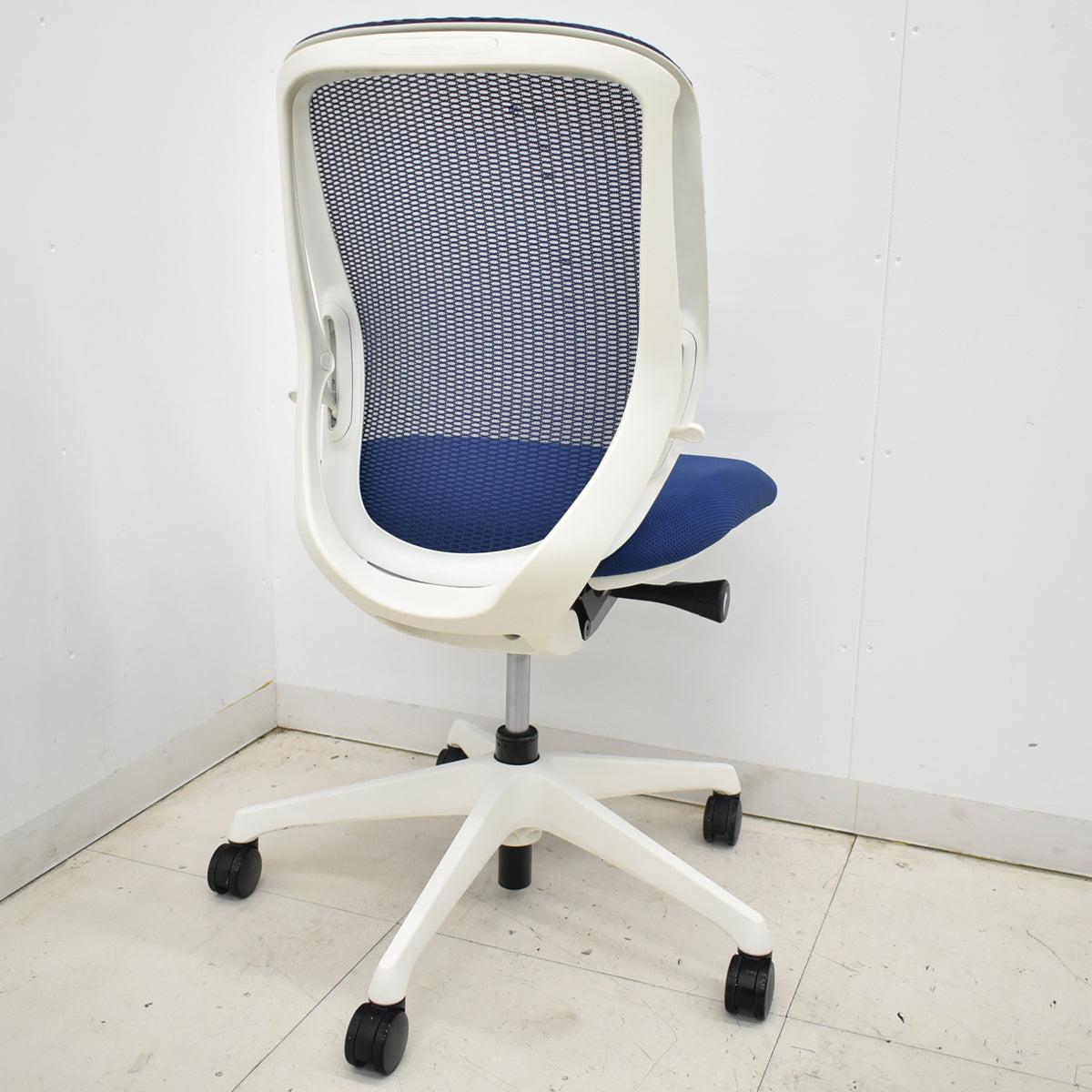 【中古】オカムラ　シルフィー　ローバック　前傾機能　バックカーブアジャスト　肘なし　ミディアムブルー　2025120907【中古オフィス家具】