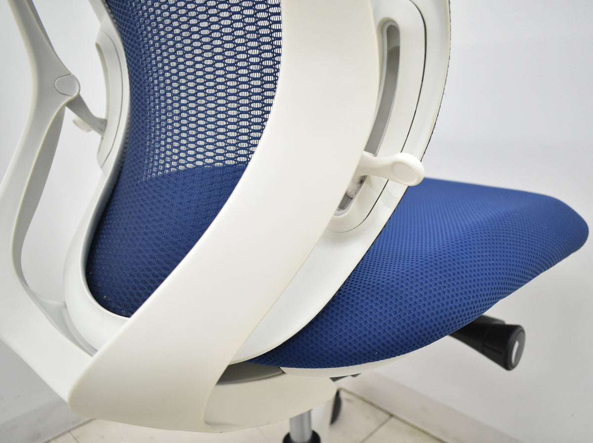 【中古】オカムラ　シルフィー　ローバック　前傾機能　バックカーブアジャスト　肘なし　ミディアムブルー　2025120907【中古オフィス家具】