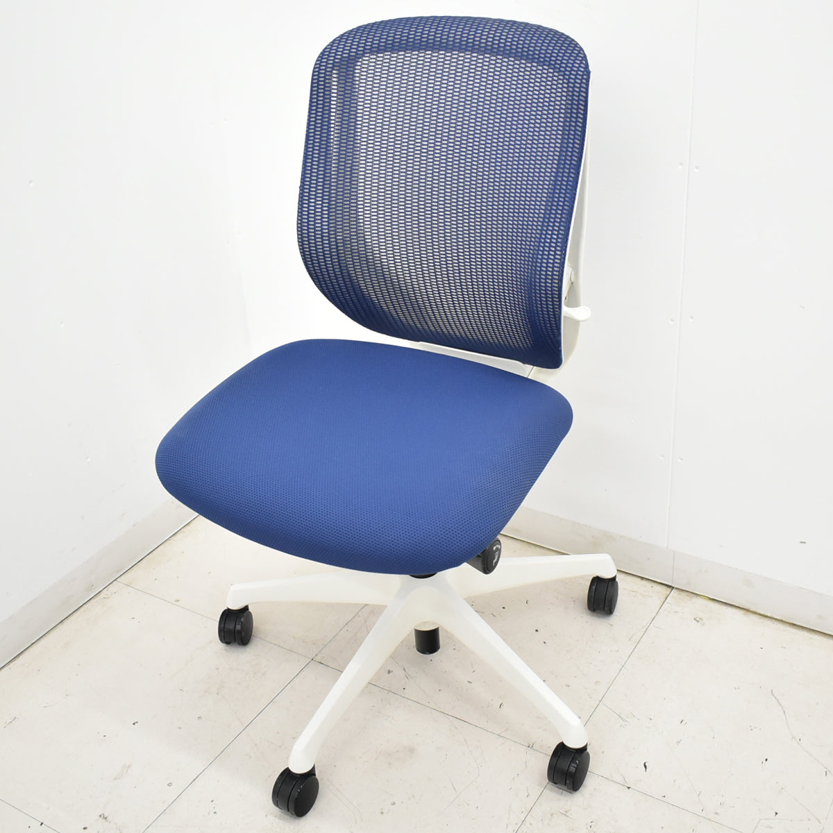 【中古】オカムラ　シルフィー　ローバック　前傾機能　バックカーブアジャスト　肘なし　ミディアムブルー　2025121001【中古オフィス家具】