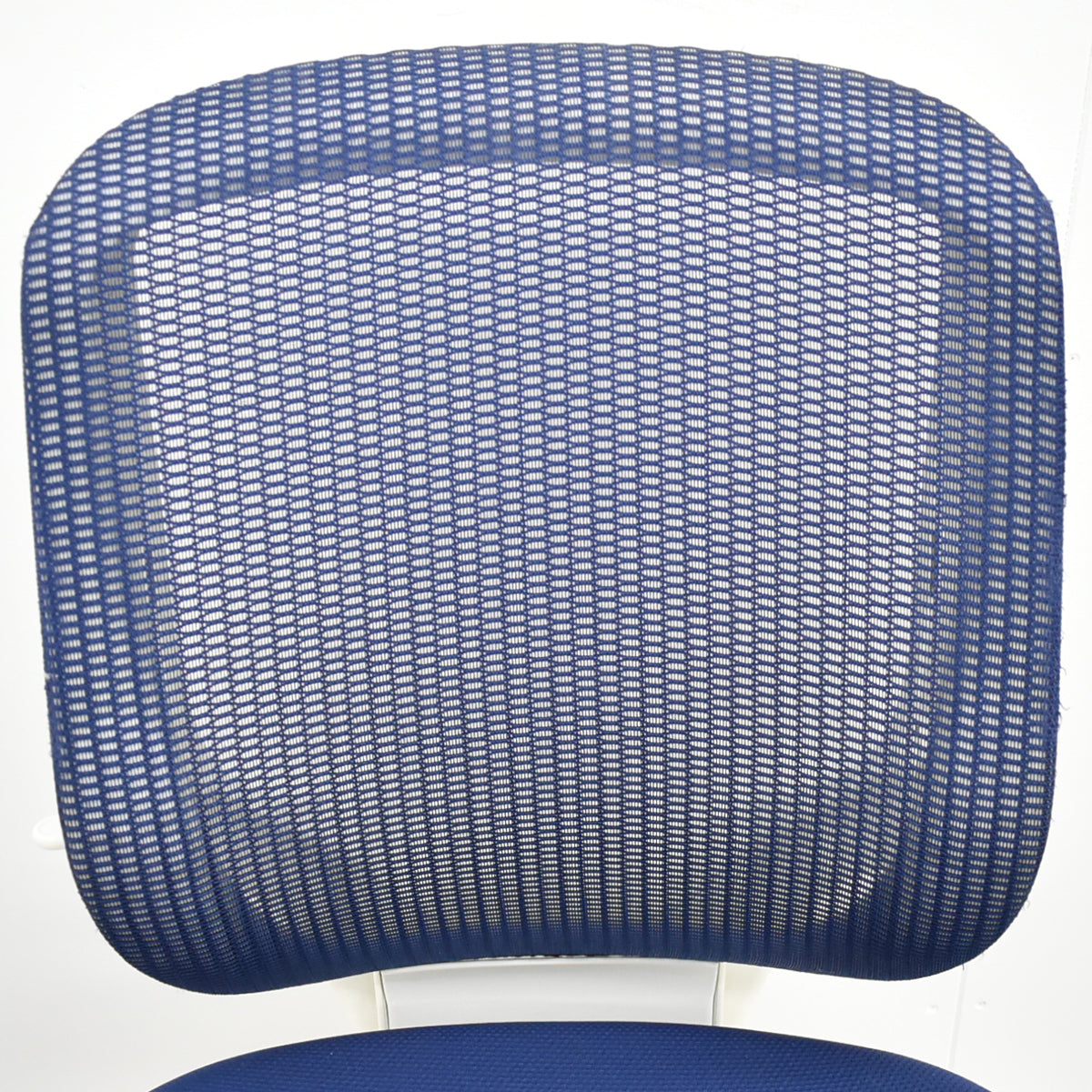 【中古】オカムラ　シルフィー　ローバック　前傾機能　バックカーブアジャスト　肘なし　ミディアムブルー　2025121001【中古オフィス家具】