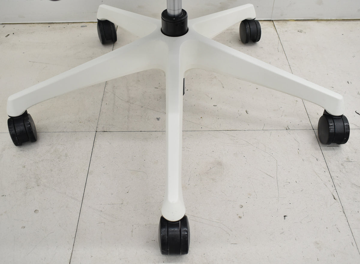 【中古】オカムラ　シルフィー　ローバック　前傾機能　バックカーブアジャスト　肘なし　ミディアムブルー　2025121001【中古オフィス家具】