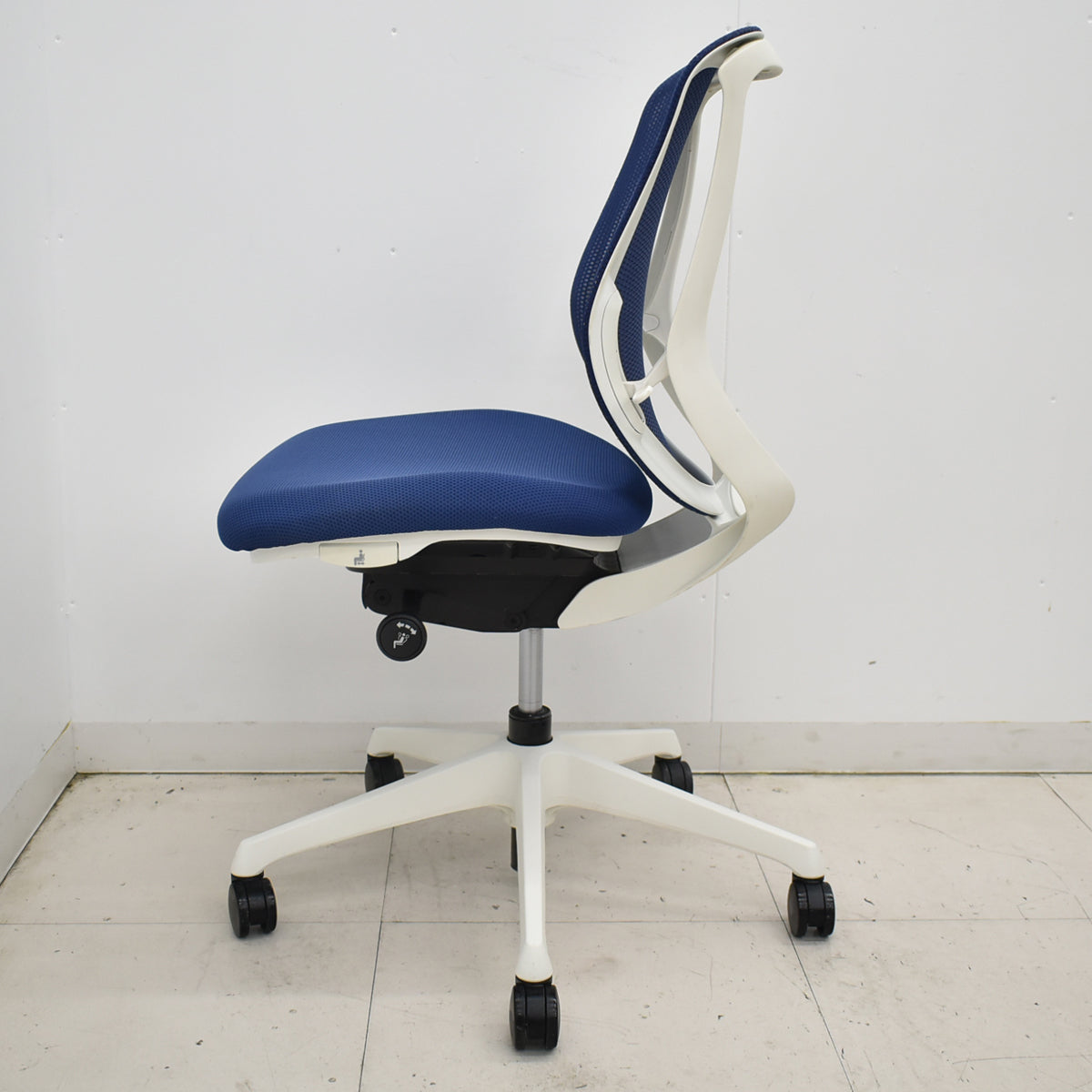 【中古】オカムラ　シルフィー　ローバック　前傾機能　バックカーブアジャスト　肘なし　ミディアムブルー　2025121001【中古オフィス家具】