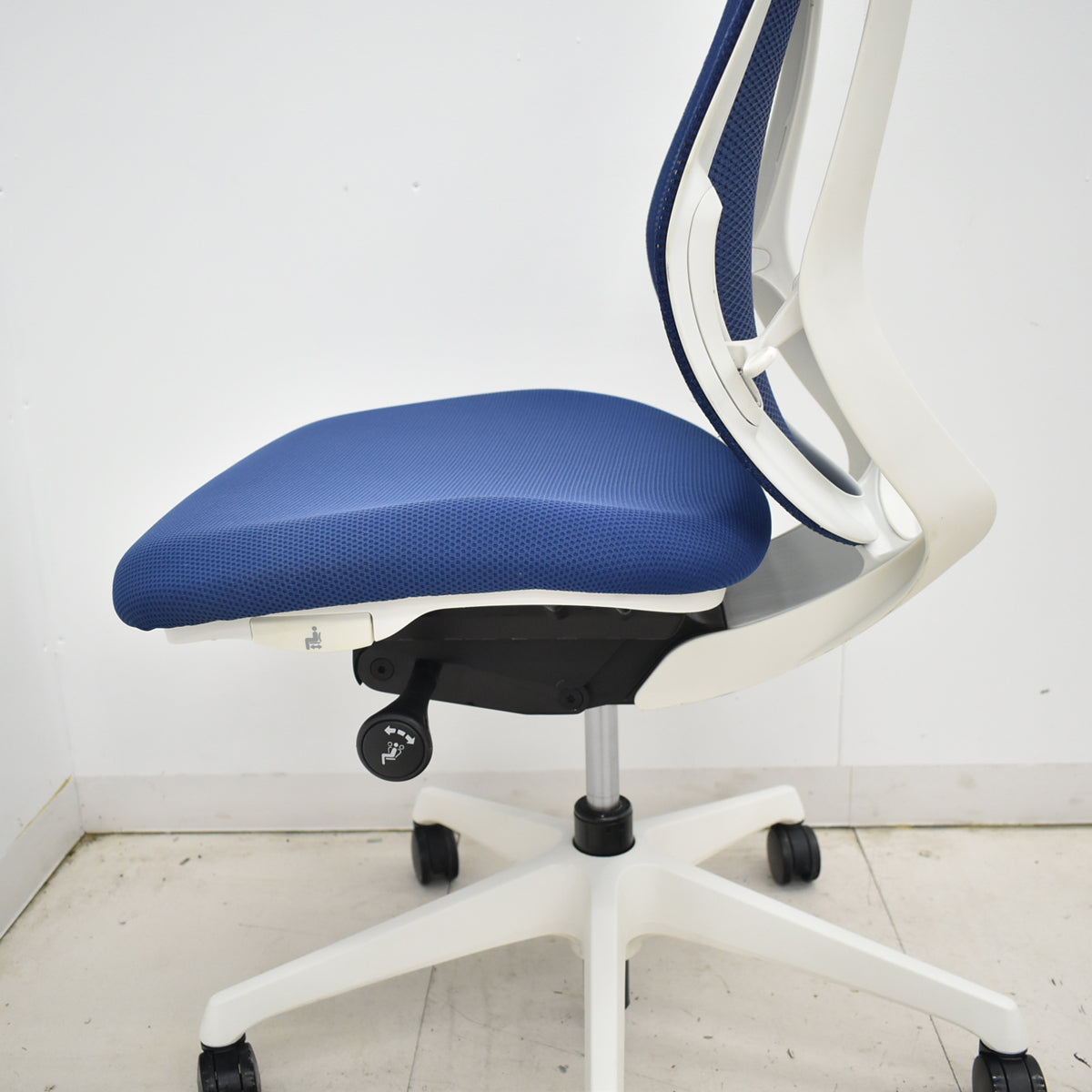 【中古】オカムラ　シルフィー　ローバック　前傾機能　バックカーブアジャスト　肘なし　ミディアムブルー　2025121001【中古オフィス家具】