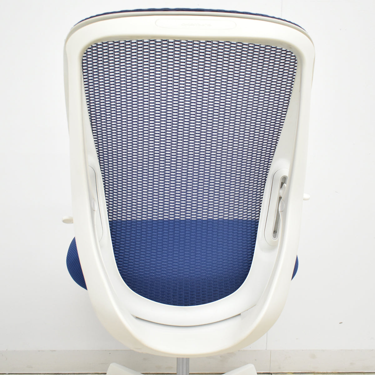 【中古】オカムラ　シルフィー　ローバック　前傾機能　バックカーブアジャスト　肘なし　ミディアムブルー　2025121001【中古オフィス家具】