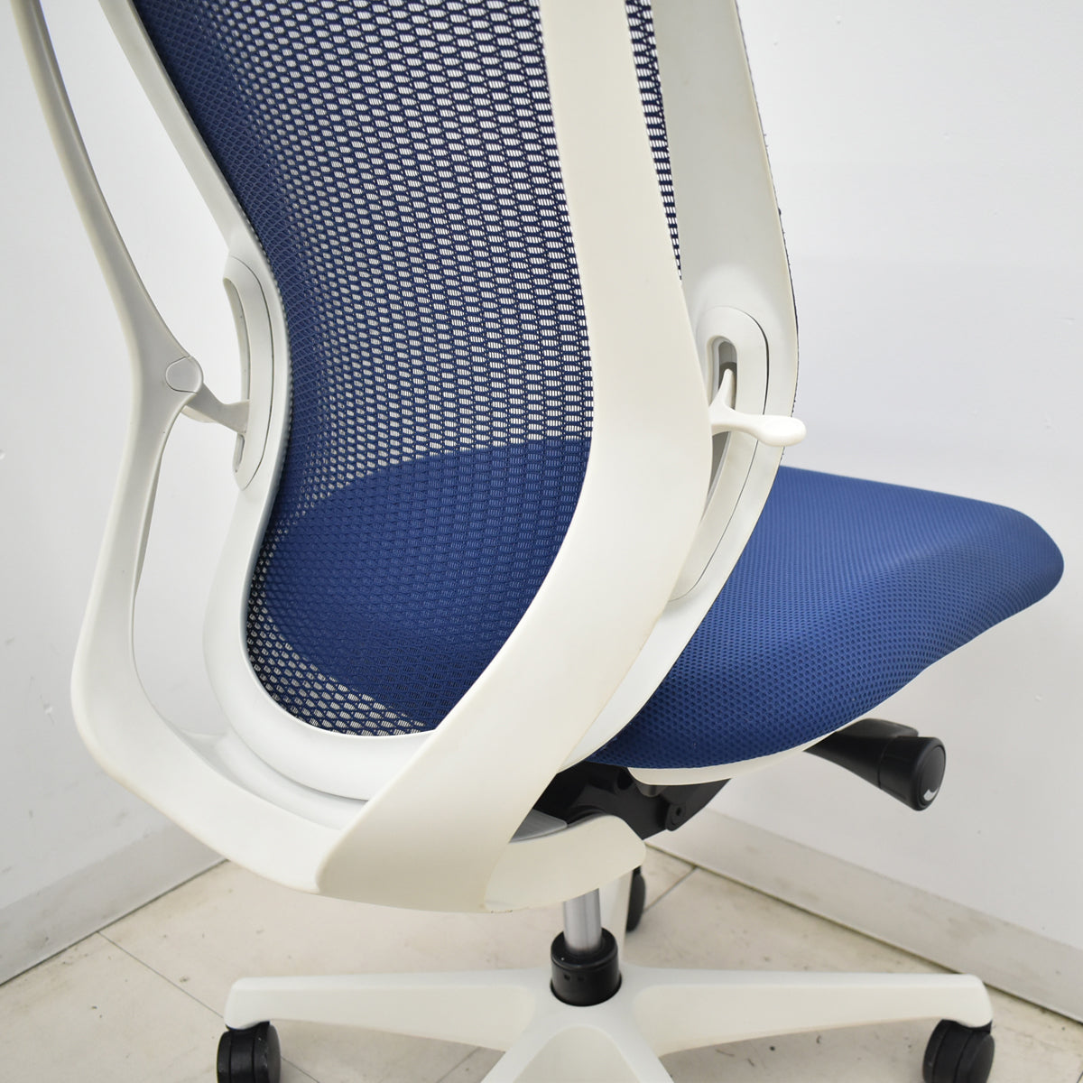 【中古】オカムラ　シルフィー　ローバック　前傾機能　バックカーブアジャスト　肘なし　ミディアムブルー　2025121001【中古オフィス家具】