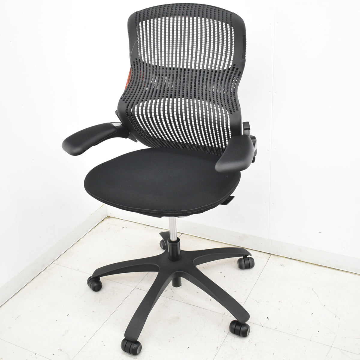 【中古】Knoll　ジェネレーション　可動肘（ハイパフォーマンス肘）ブラック脚　ブラック　2025121002【中古オフィス家具】