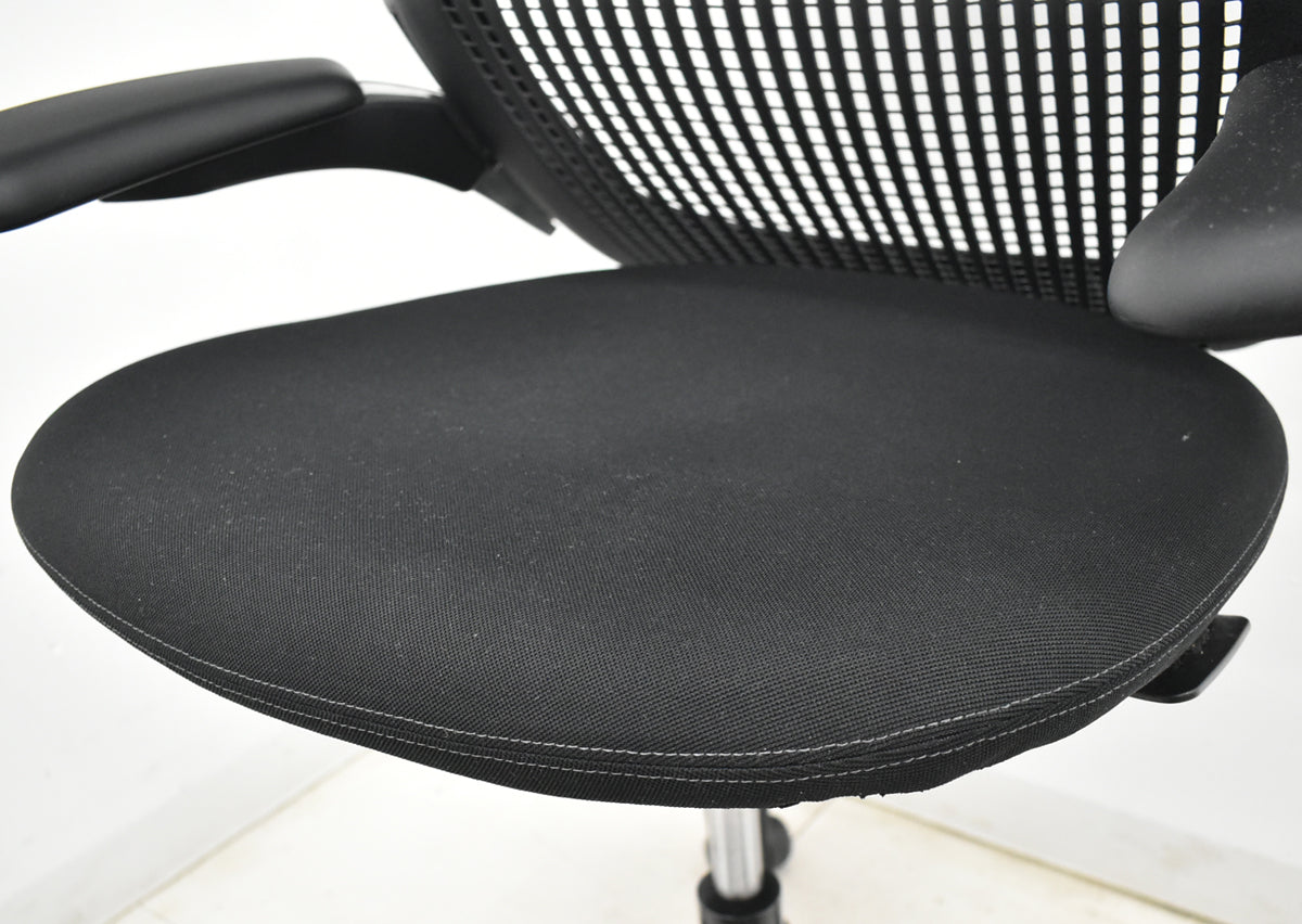 【中古】Knoll　ジェネレーション　可動肘（ハイパフォーマンス肘）ブラック脚　ブラック　2025121002【中古オフィス家具】