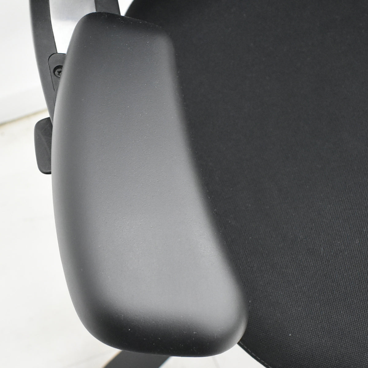 【中古】Knoll　ジェネレーション　可動肘（ハイパフォーマンス肘）ブラック脚　ブラック　2025121002【中古オフィス家具】