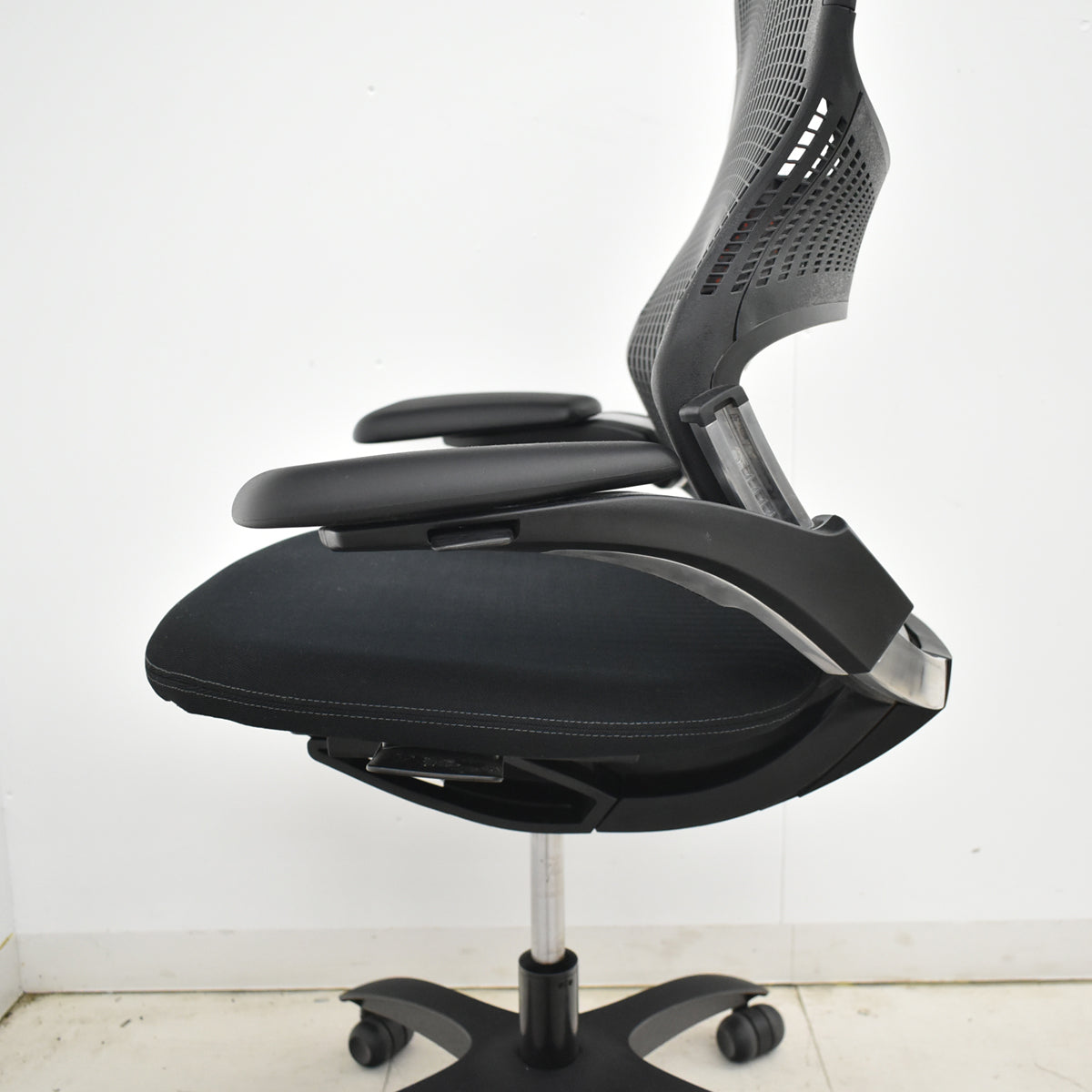 【中古】Knoll　ジェネレーション　可動肘（ハイパフォーマンス肘）ブラック脚　ブラック　2025121002【中古オフィス家具】