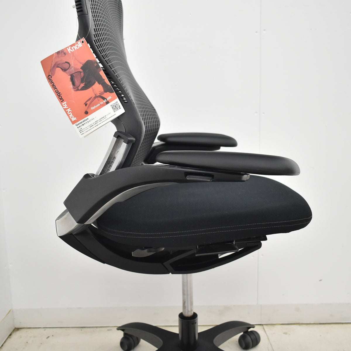 【中古】Knoll　ジェネレーション　可動肘（ハイパフォーマンス肘）ブラック脚　ブラック　2025121002【中古オフィス家具】