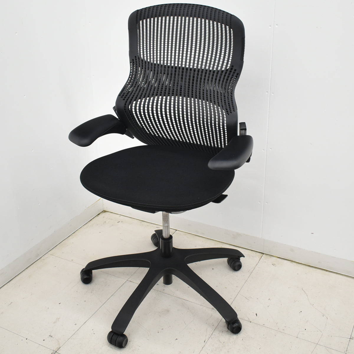 【中古】Knoll　ジェネレーション　可動肘（ハイパフォーマンス肘）ブラック脚　ブラック　2025121003【中古オフィス家具】