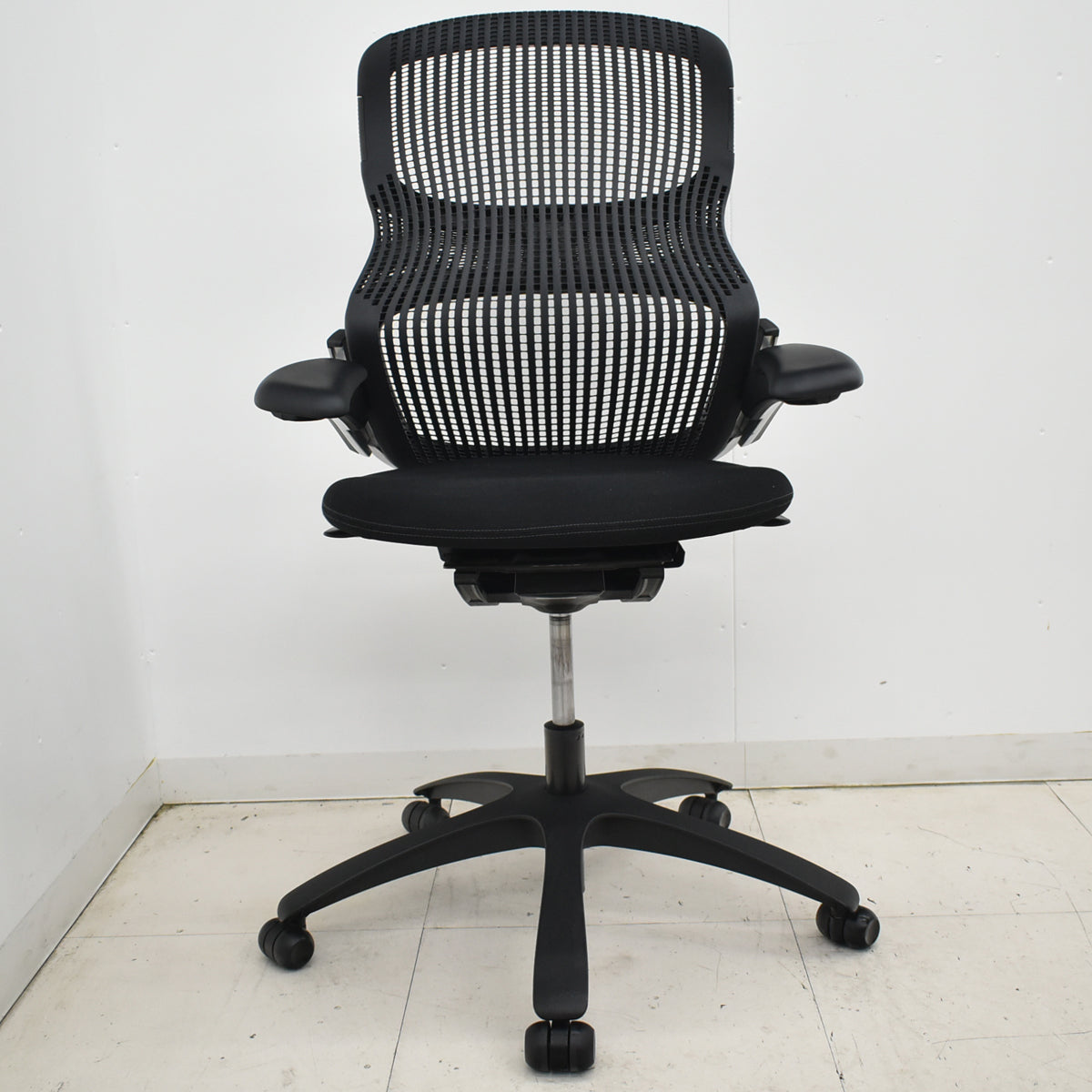 【中古】Knoll　ジェネレーション　可動肘（ハイパフォーマンス肘）ブラック脚　ブラック　2025121003【中古オフィス家具】