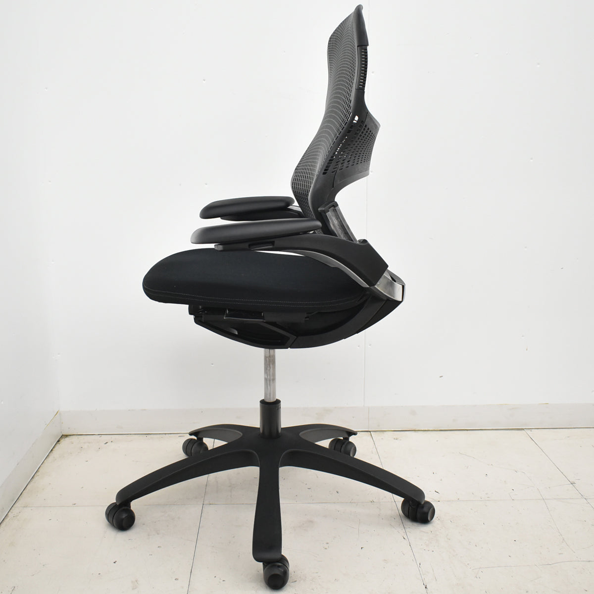 【中古】Knoll　ジェネレーション　可動肘（ハイパフォーマンス肘）ブラック脚　ブラック　2025121003【中古オフィス家具】