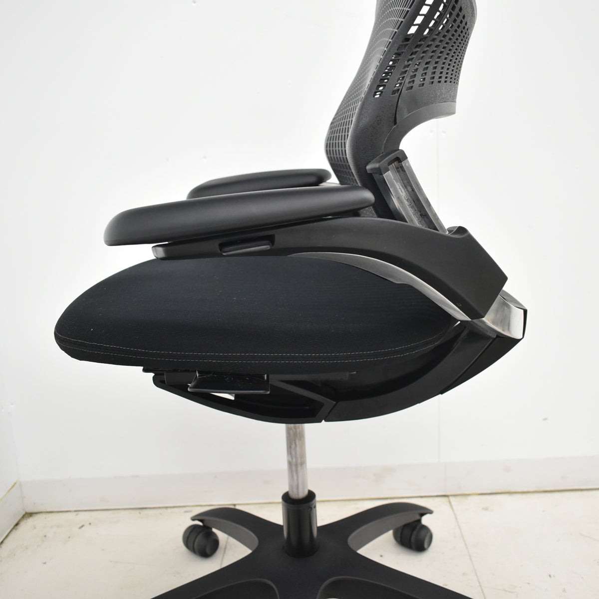 【中古】Knoll　ジェネレーション　可動肘（ハイパフォーマンス肘）ブラック脚　ブラック　2025121003【中古オフィス家具】