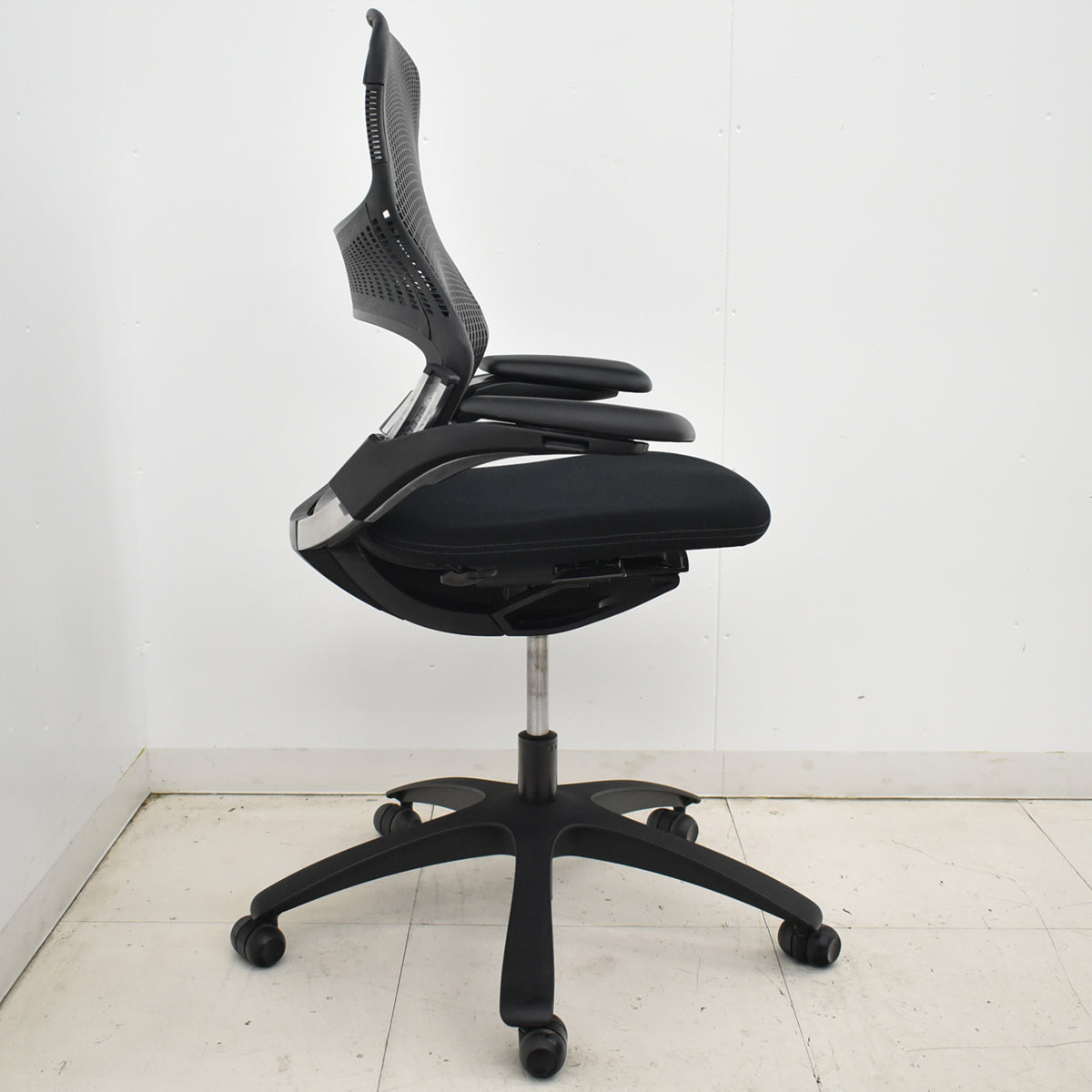 【中古】Knoll　ジェネレーション　可動肘（ハイパフォーマンス肘）ブラック脚　ブラック　2025121003【中古オフィス家具】