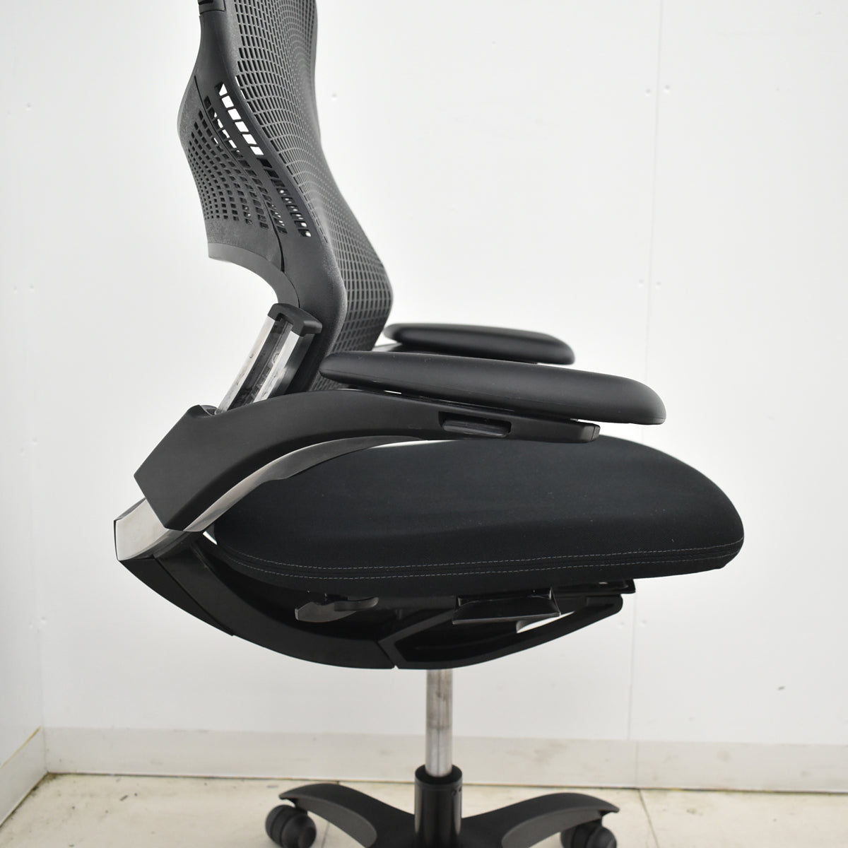 【中古】Knoll　ジェネレーション　可動肘（ハイパフォーマンス肘）ブラック脚　ブラック　2025121003【中古オフィス家具】