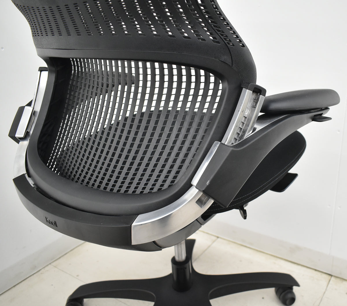 【中古】Knoll　ジェネレーション　可動肘（ハイパフォーマンス肘）ブラック脚　ブラック　2025121003【中古オフィス家具】
