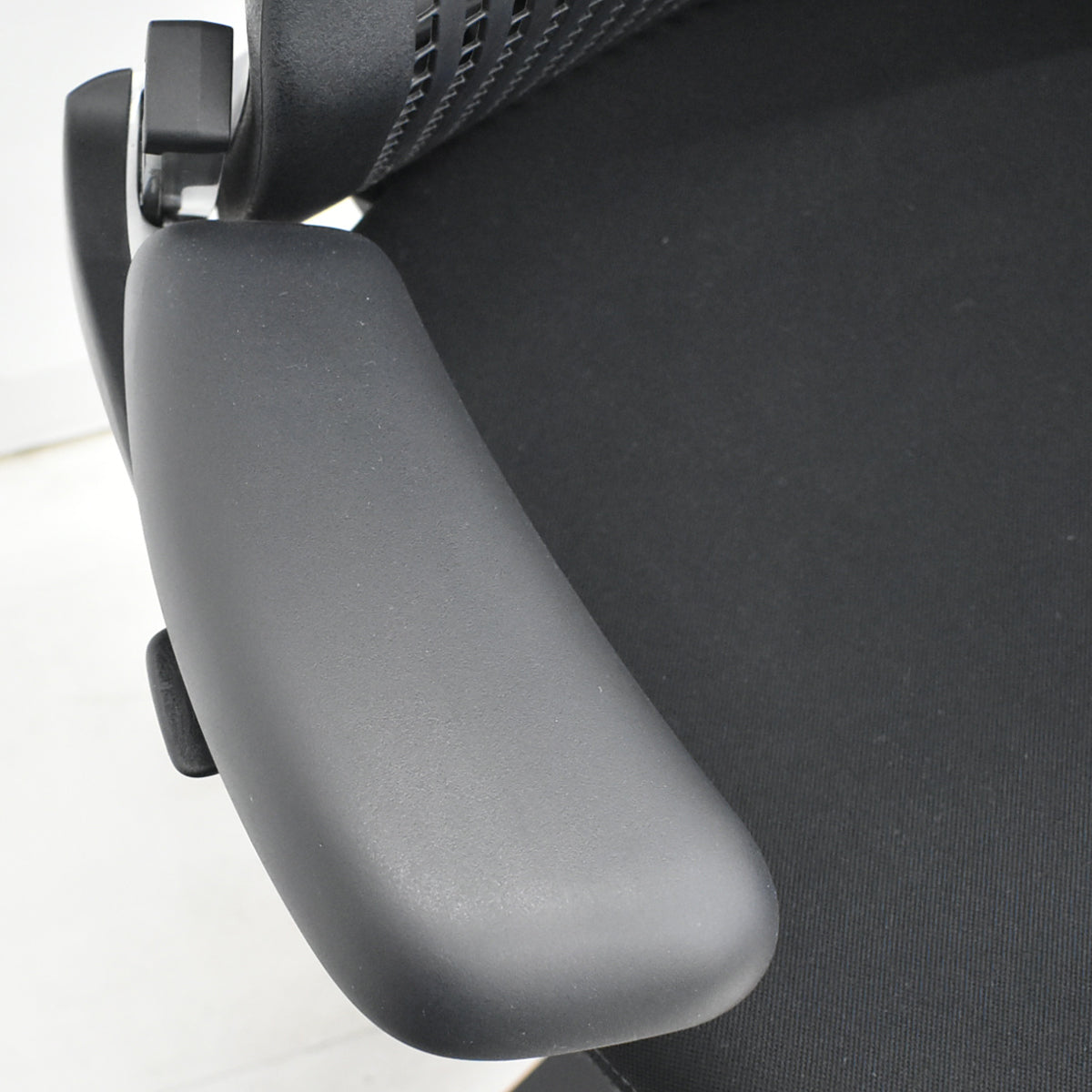 【中古】Knoll　ジェネレーション　可動肘（ハイパフォーマンス肘）ブラック脚　ブラック　2025121003【中古オフィス家具】